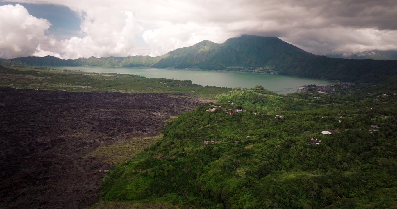 Vulcano, nuvola, sfondo di cielo, primo piano con terreno del cratere lavico, vista aerea.