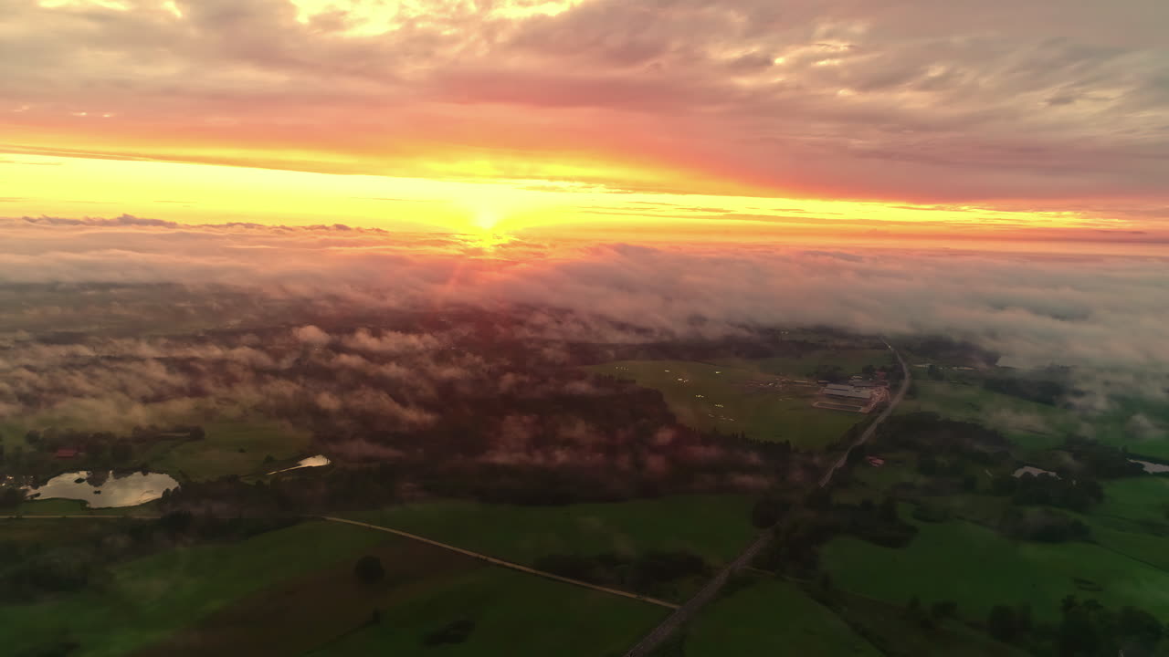 석양에 유럽 풍경을 비행하는 무인 항공기