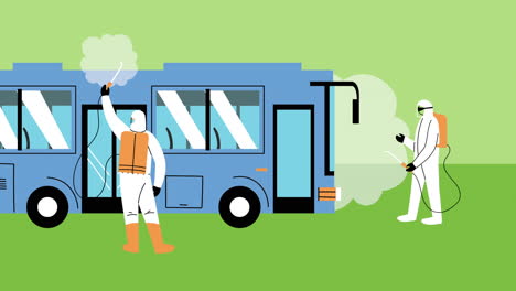 trabajadores con trajes de bioseguridad y pulverizadores desinfectantes en el servicio de autobús