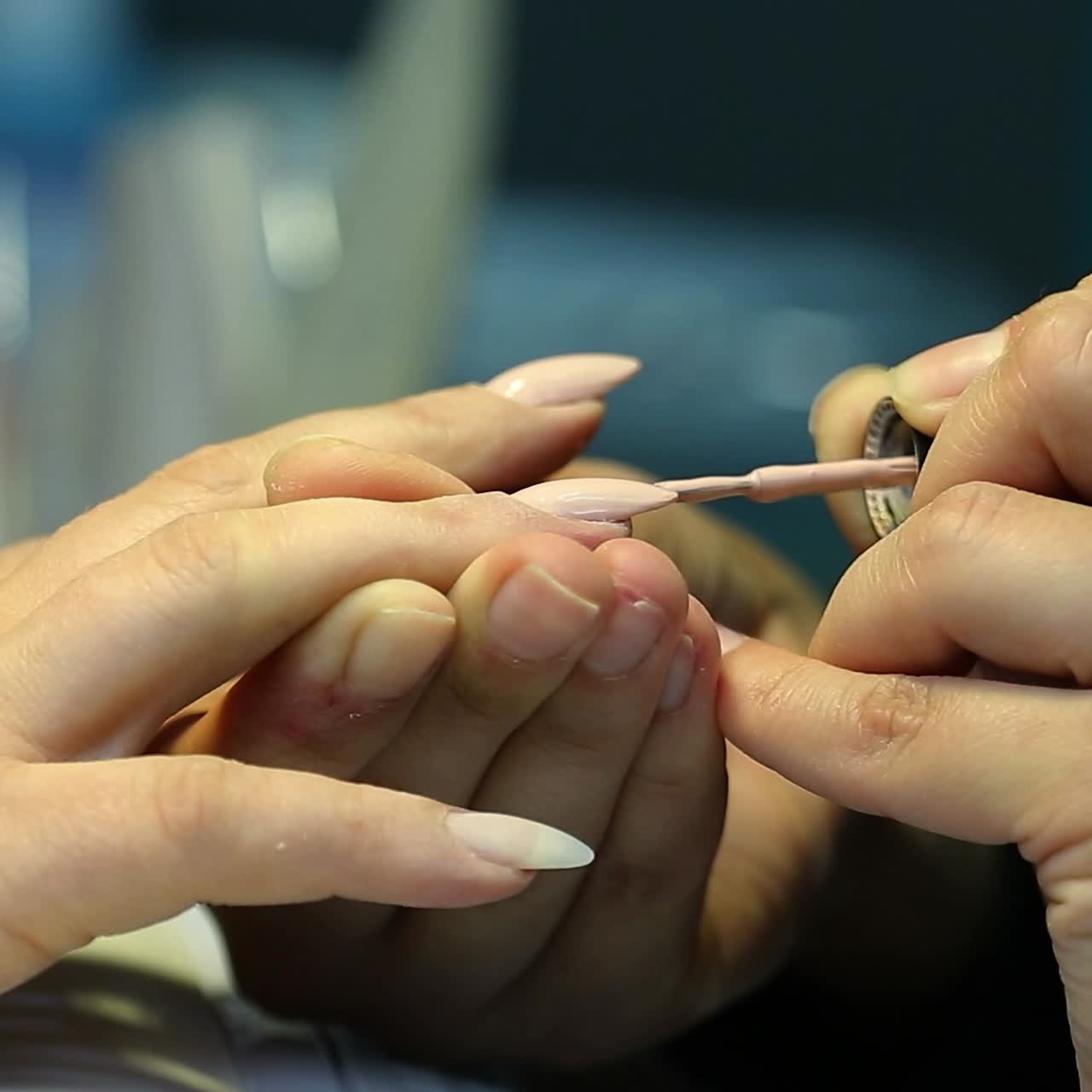 vista de las uñas de pulido
