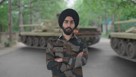 serieuze sikh indiase leger man die naar de camera kijkt