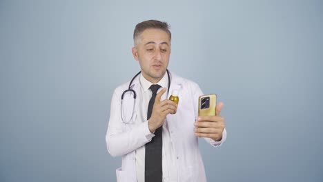 Doctor-describing-medicine-on-Facetime.