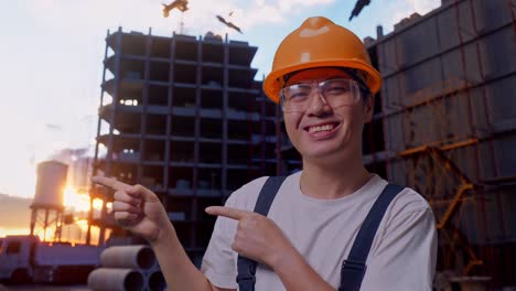 un trabajador asiático apuntando hacia un lado en el sitio de construcción