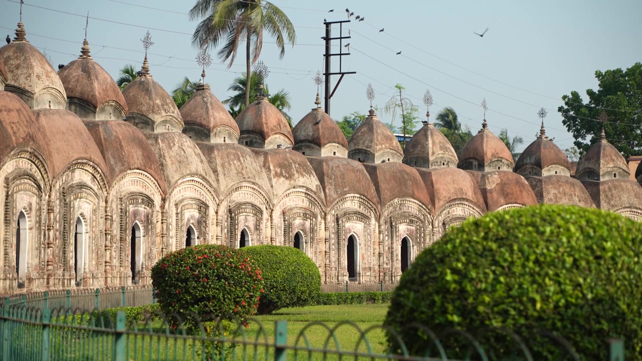 Questo luogo è chiamato "108 Templi di Shiva" perché è composto da 108 templi di Shiva. Si trova a Kalna, nel distretto di Bardwan, nel Bengala Occidentale.