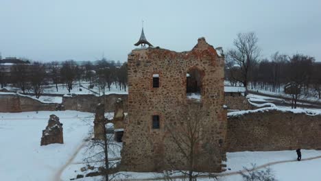 ruinas del antiguo castillo medieval de piedra de la orden de livonia letonia aérea drone top shot desde arriba