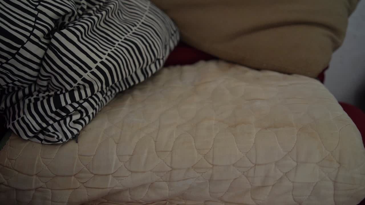 얼룩진 더러운 베개, 노란색 얼룩진 오래된 베개