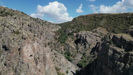 Antenne-Folgt-Muldenkipper-Fahren-Auf-Feldweg-In-Engen-Rock-Canyon