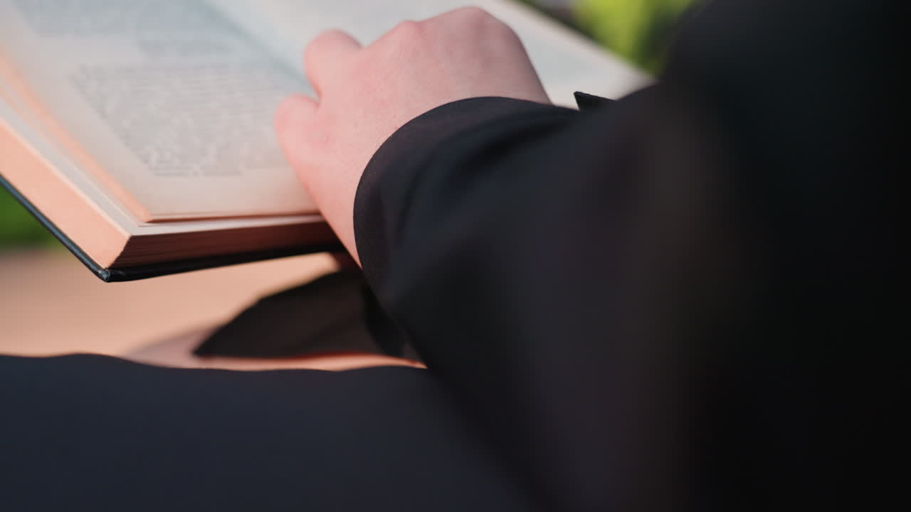 네온 페인트로 칠해진 손이 책을 읽는 동안 관리를 해주고, 빛나는 네온 네일과 책이 있는 공원에서 부드러운 오후를 보내는 모습이에요. 밝은 네온 네일이 칠해진 손이 펼쳐진 문학 페이지 위에 놓여 있는 캐주얼한 야외 배경을 특징으로 합니다.