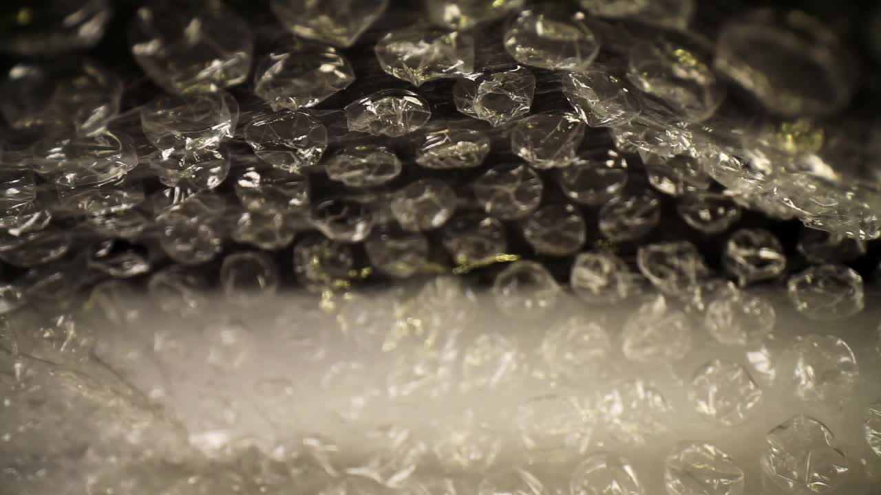 처음에는 버블 랩 백의 바닥에서 천천히 꺼낸 다음 구멍을 향해 속도를 내십시오.