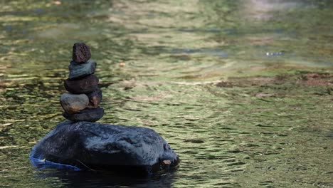 Apilamiento-De-Rocas-Visto-En-El-Lado-Izquierdo-Del-Marco-En-Un-Río-De-La-Selva-En-Tailandia