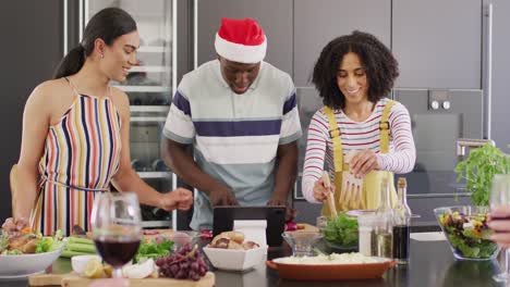 un grupo feliz de amigos diversos cocinando la cena en la cocina juntos