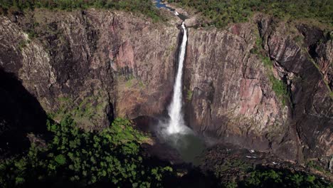 drone disparado sobre wallaman cae en queensland, australia en un día soleado
