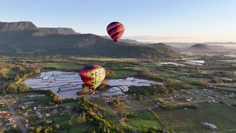 paseo en globo en praia grande en santa catarina, brasil. paisaje en globo. paisaje de campos de arroz. horizonte del amanecer. paseo en ballon en praia grande en santa citarina, brasil, estilo de vida deportivo de aventura.