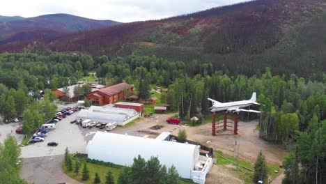 4K-Drohnenvideo-Des-Aurora-Eismuseums-Und-Des-Umgestülpten-Luftfrachtflugzeugs-Im-Chena-Hot-Springs-Resort-In-Der-Nähe-Von-Fairbanks,-Alaska-Im-Sommer