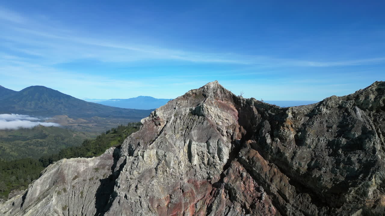 Ripresa aerea epica del vulcano Kawah Ijen, Banyuwangi, Giava, Indonesia. Drone si alza sopra il bordo del cratere con risoluzione 4K a 30 FPS