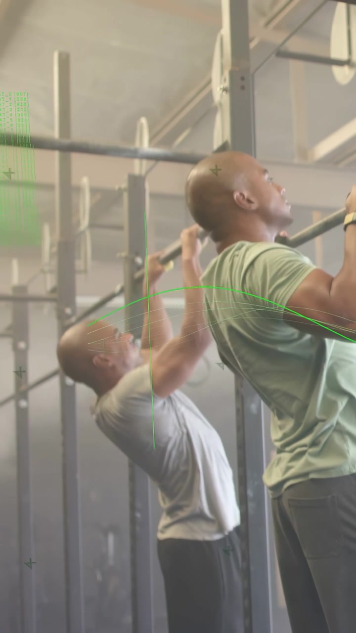 Vídeo vertical: Dois homens segurando barras e fazendo flexões para condicionamento físico, com vetores verdes analisando a forma.
