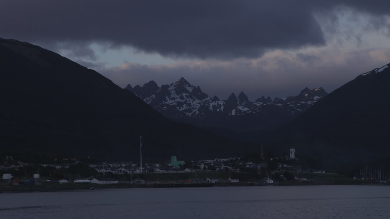배경에 산들과 바다에 마을, 일몰