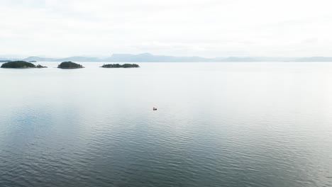 Un-Barco-Pesquero-Lejos-De-La-Orilla,-Desde-Muy-Alto