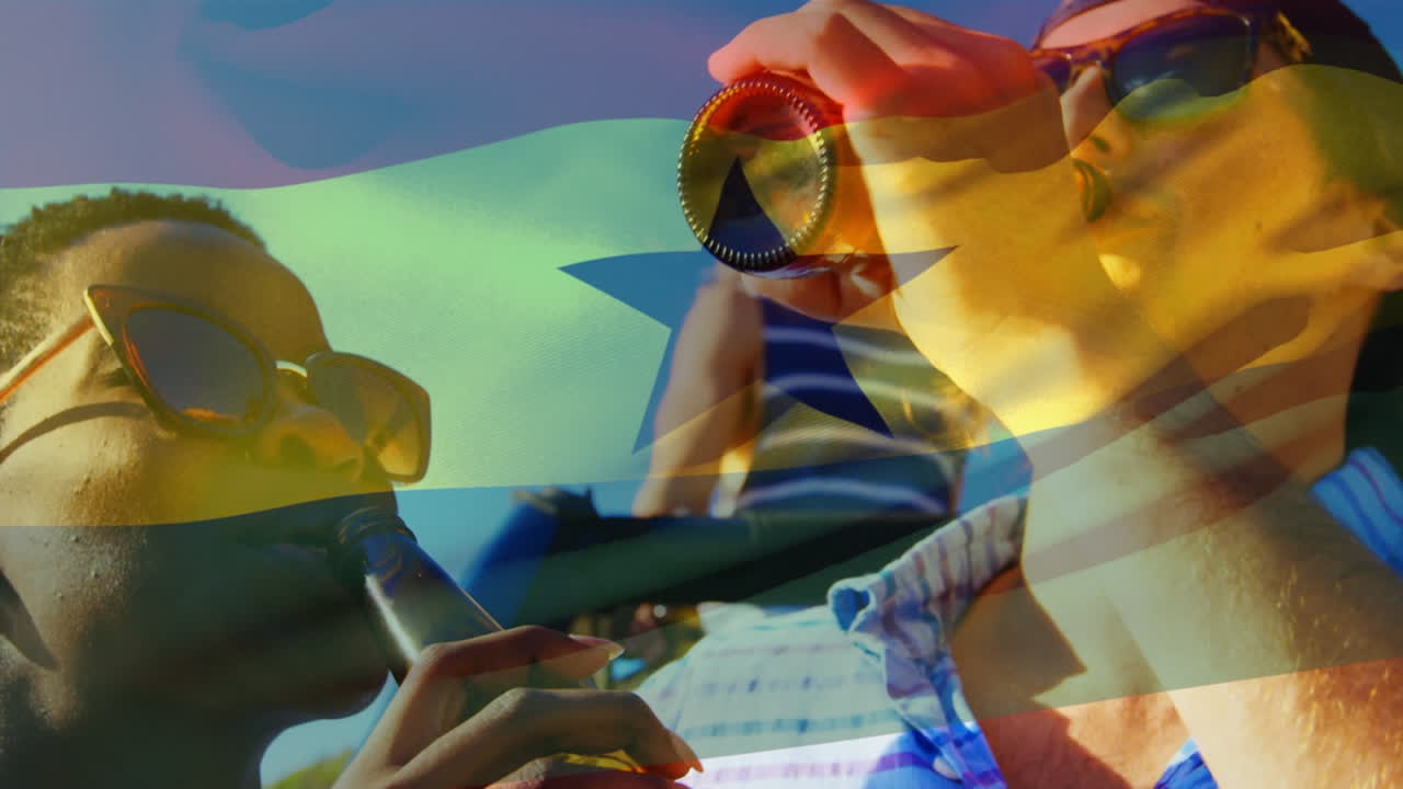 다양한 친구들이 야외에서 맥주를 기면서 가나 국기를 흔들고 있는 복합 비디오