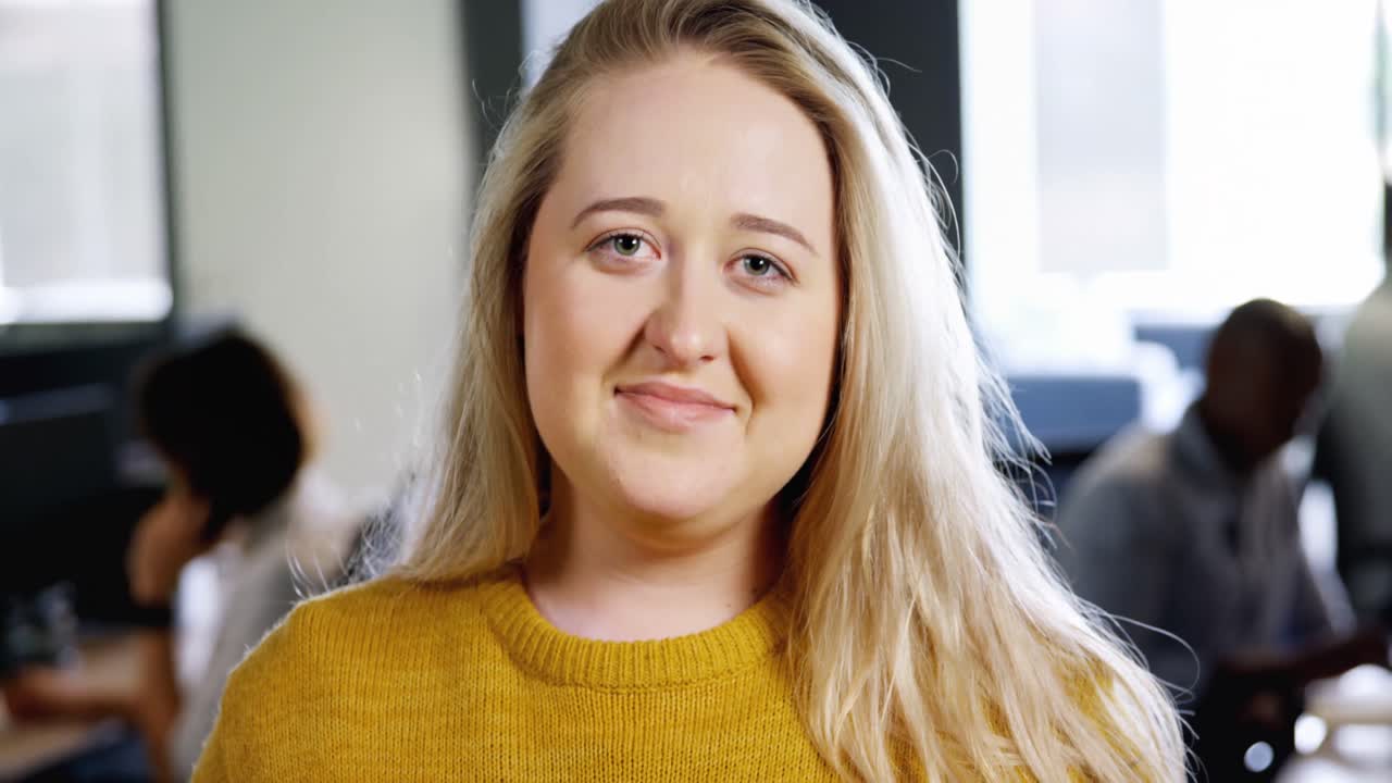 mujer ejecutiva de pie en la oficina 4k