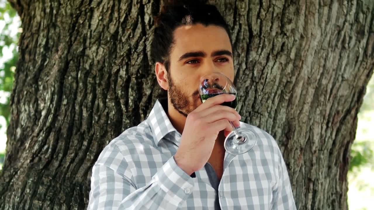 hombre bebiendo un vaso de vino tinto