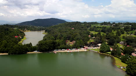 Blick-Auf-Den-Aussichtspunkt-Am-See-Mit-Einer-Drohne