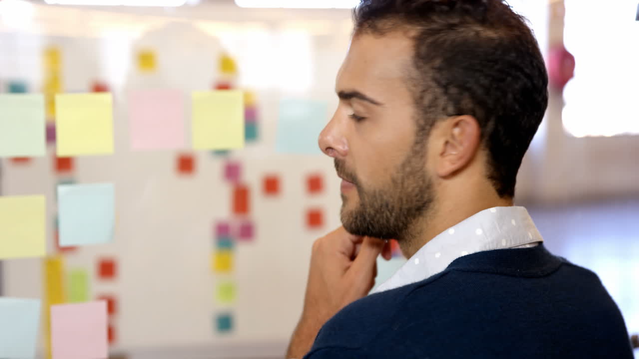 retrato de un hombre sonriendo para la cámara