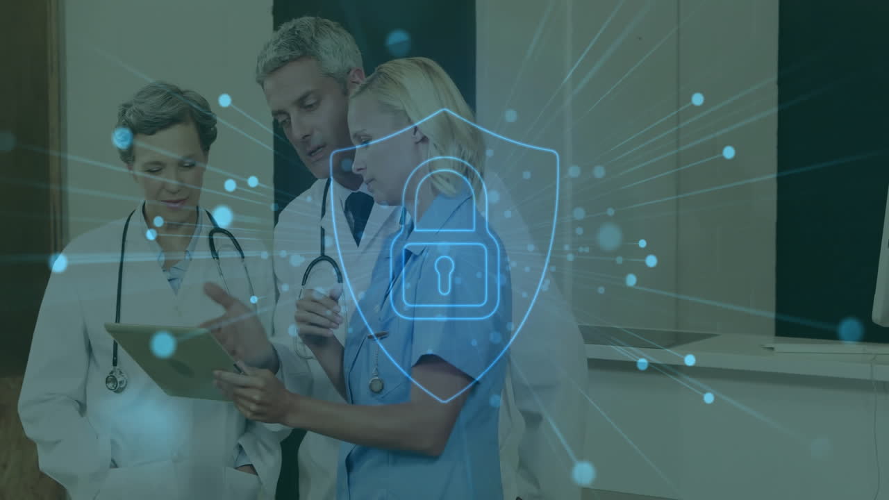 revisión de la información del paciente en la tableta, médicos con animación de bloqueo de ciberseguridad