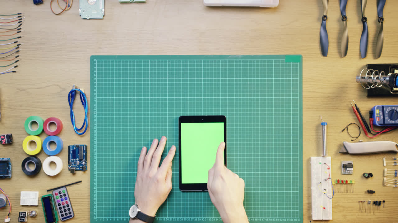 vista superior de las manos del técnico trabajando en el escritorio desde arriba - dragón épico rojo