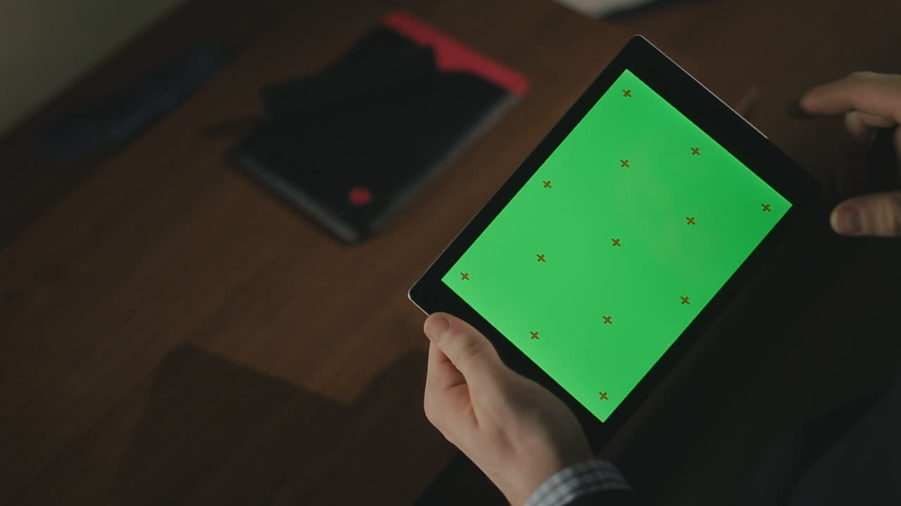 hombre gestando con la mano en la pantalla verde de una tableta pc. hombre de negocios usando una tableta