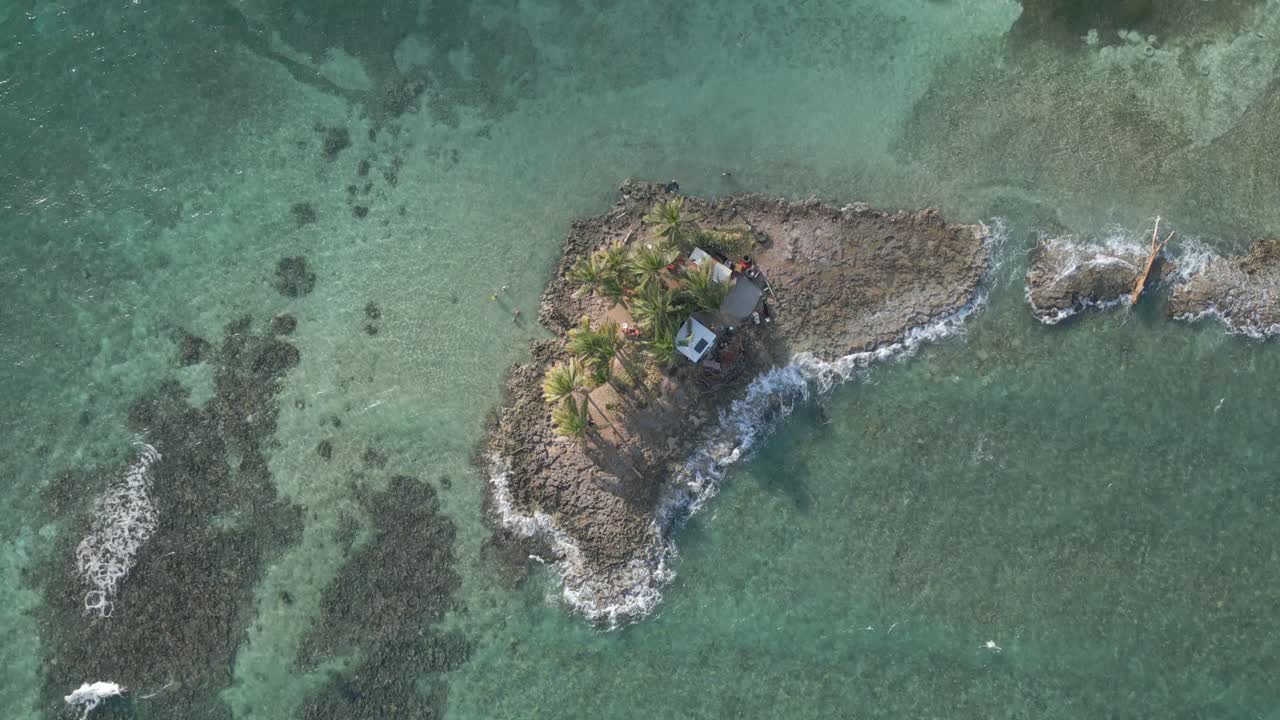 aérea sobre el pequeño cay rocoso del caribe