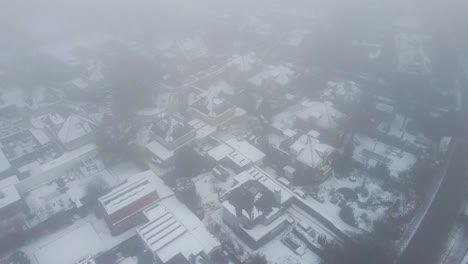 Antena-De-Un-Hermoso-Barrio-Suburbano-En-Un-Invierno-Frío-Y-Brumoso