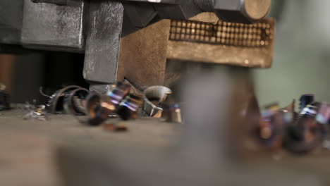 máquina de prensado de metales en funcionamiento