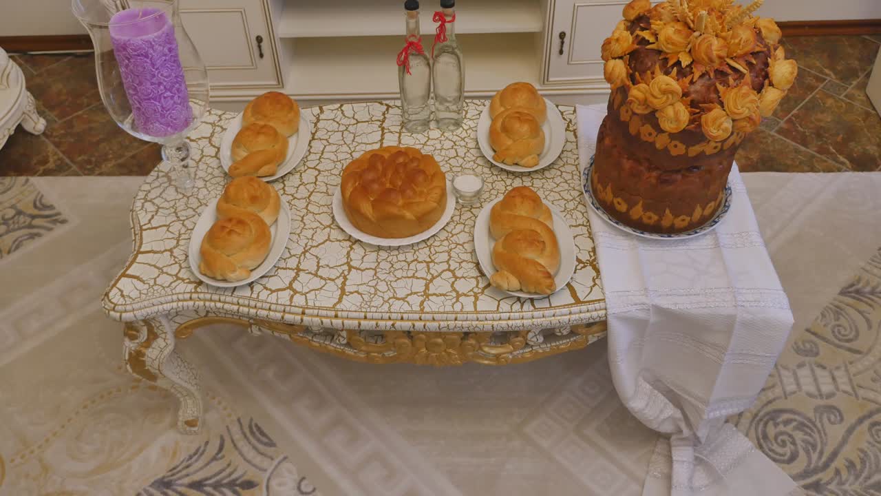 Wedding table with sweet traditional wedding loaf