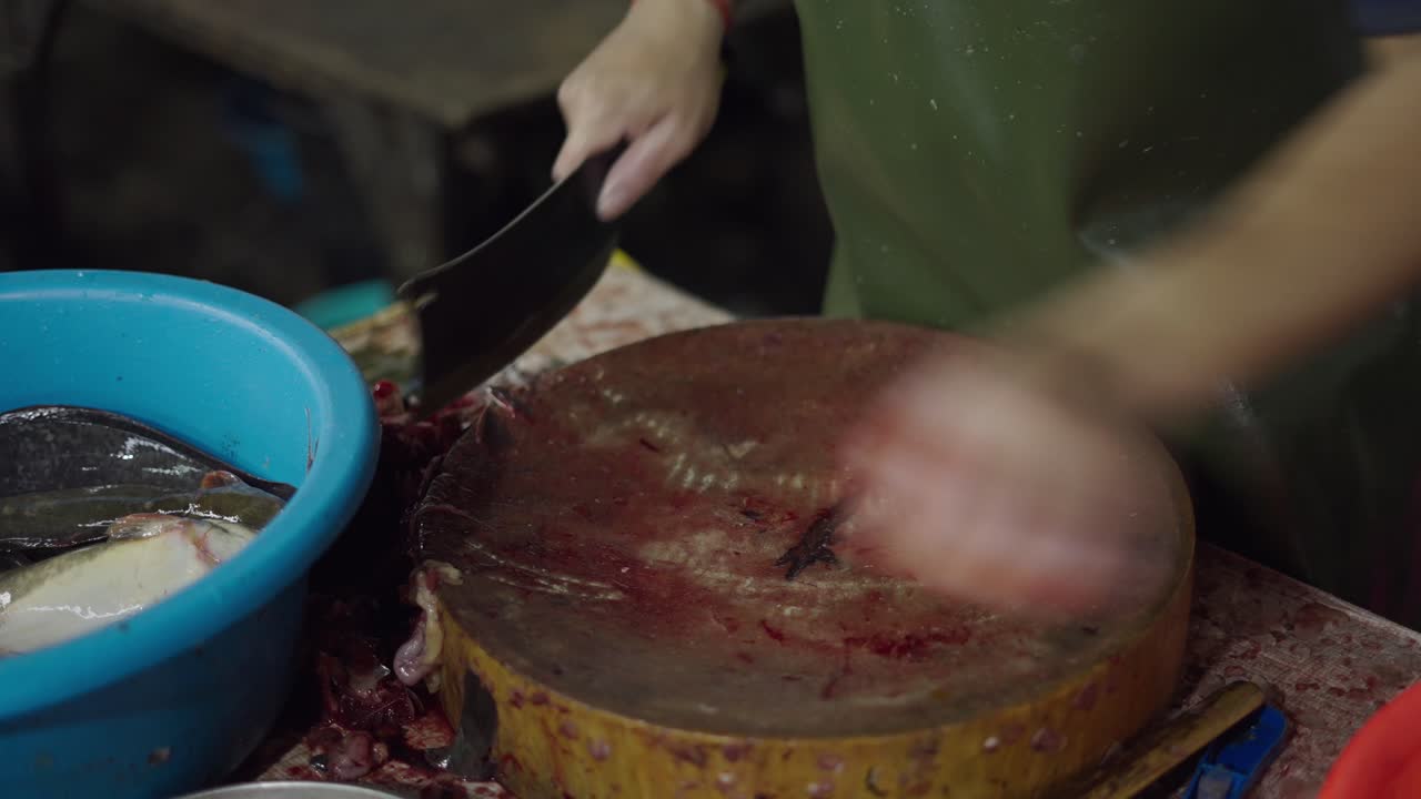 pescado cortado en un mercado
