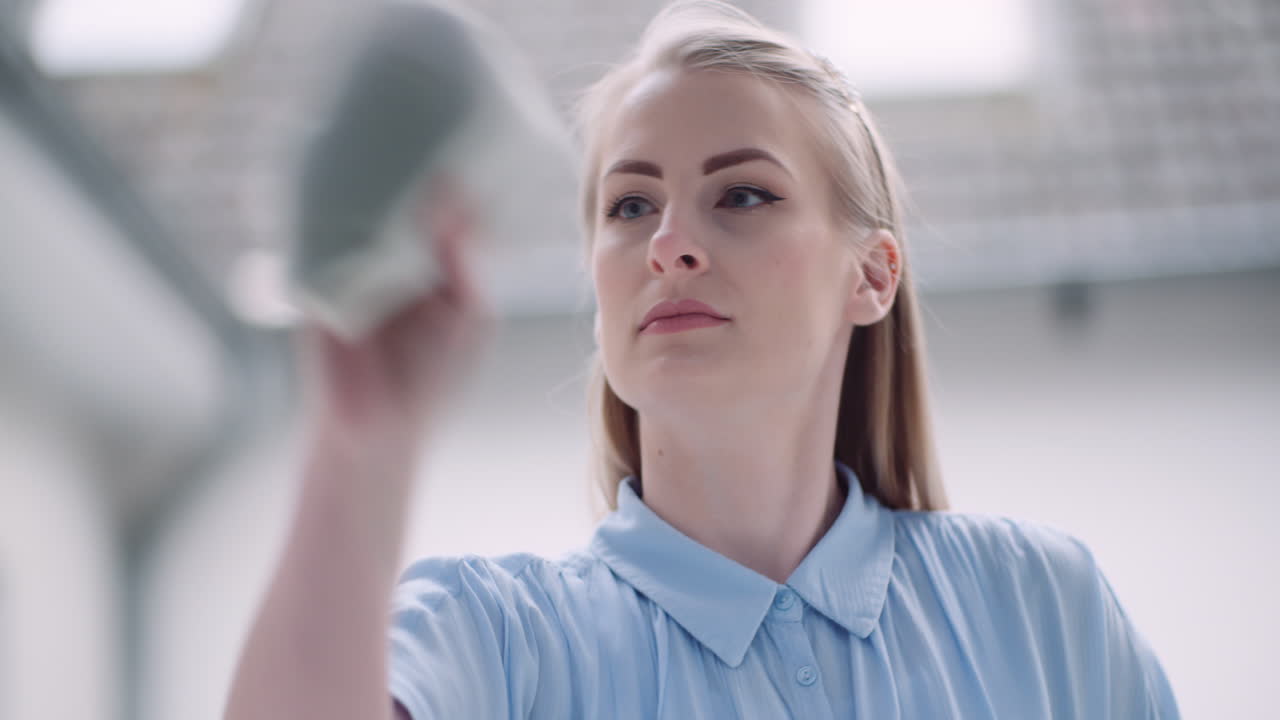 세제로 창을 청소하는 청소부 10