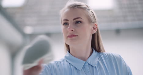 mujer de limpieza limpiando ventanas con detergentes 10