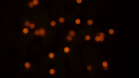 las coloridas luces borrosas de la guirnalda parpadean en un ritmo diferente sobre un fondo negro. iluminación navideña. hermoso bokeh. primer plano. 4k.