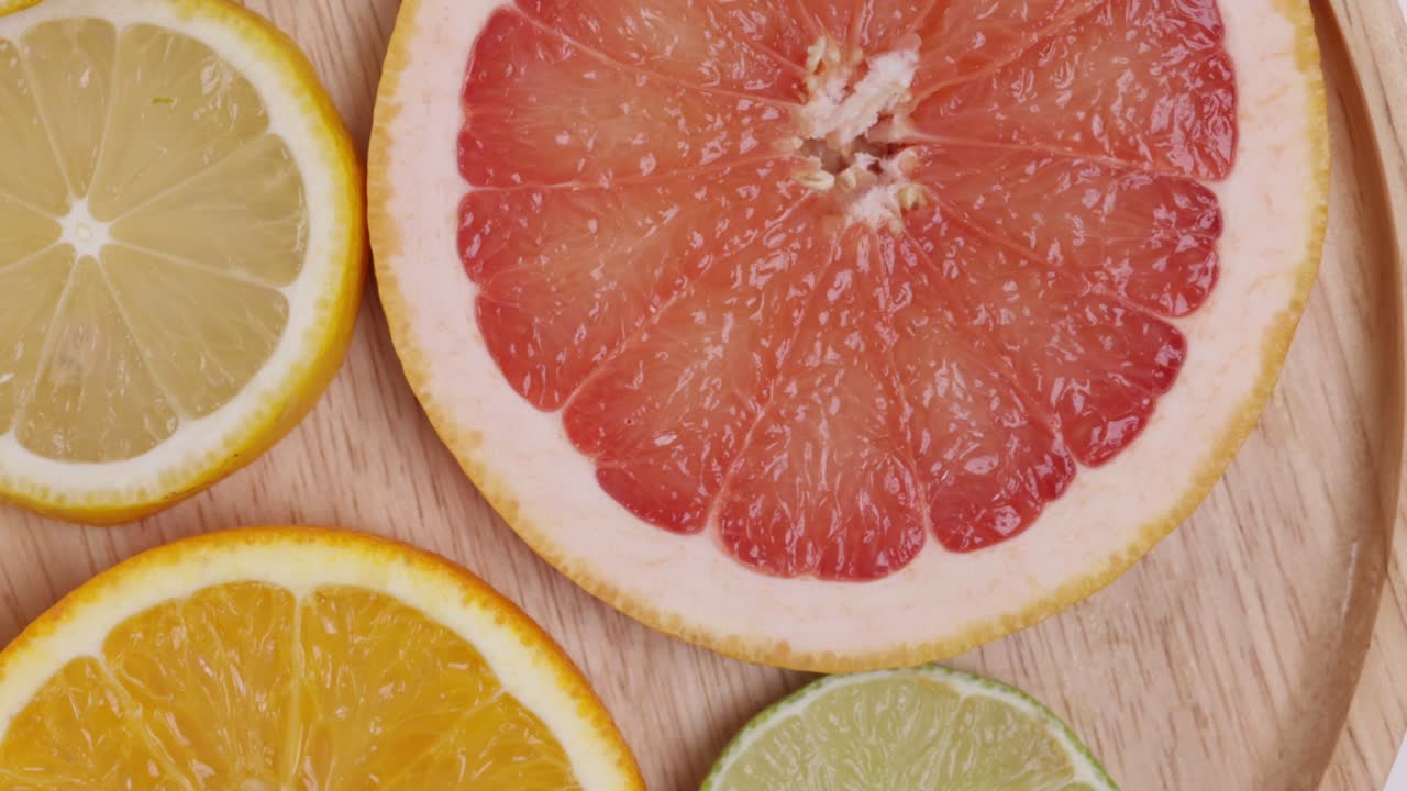 cerca de las rebanadas de cítricos.