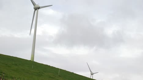 Animation-Einer-Windkraftanlage-Und-Wolken-Am-Himmel