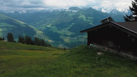 Drone-Aéreo-A-Lo-Largo-De-Una-Casa-De-Campo-Y-árboles-En-La-Naturaleza-En-El-Pintoresco-Esquí-De-Zillertal-Deporte-Senderismo-Y-Trekking-Vacaciones-Valle-De-Montaña-En-Los-Alpes-Bávaros-Austríacos-En-Un-Soleado-Día-De-Verano-Exuberante