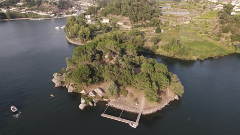 Parallaxenbewegung-Aus-Der-Luft,-Schöne-Insel-Der-Liebenden,-Fluss-Douro,-Schloss-Paiva