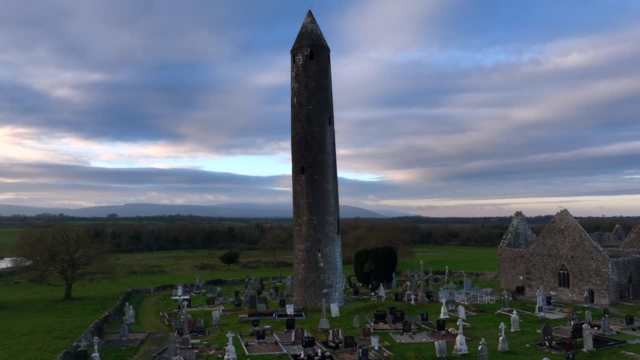 monasterio de kilmacduagh, condado de galway, irlanda, noviembre de 2023