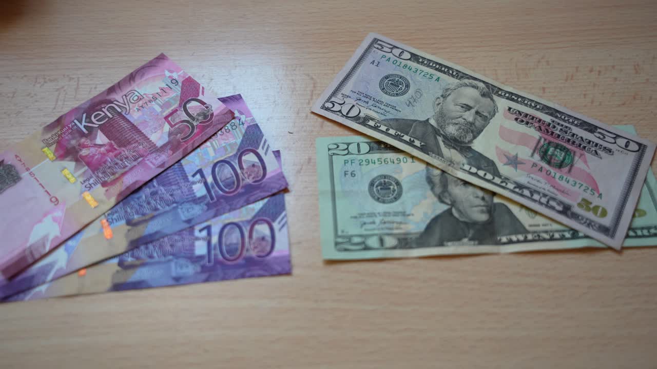 cierre de los billetes de chelines de kenia junto a los billetes de dólares estadounidenses, cambio de divisas