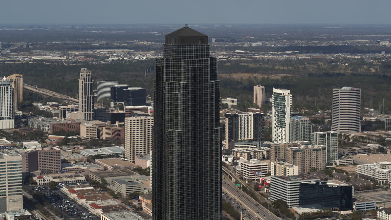 vista de drones en 4k de la torre williams y el área del centro comercial galleria en houston