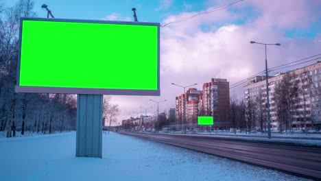 pantalla verde de cartelera cerca de la autopista de invierno. lapso de tiempo