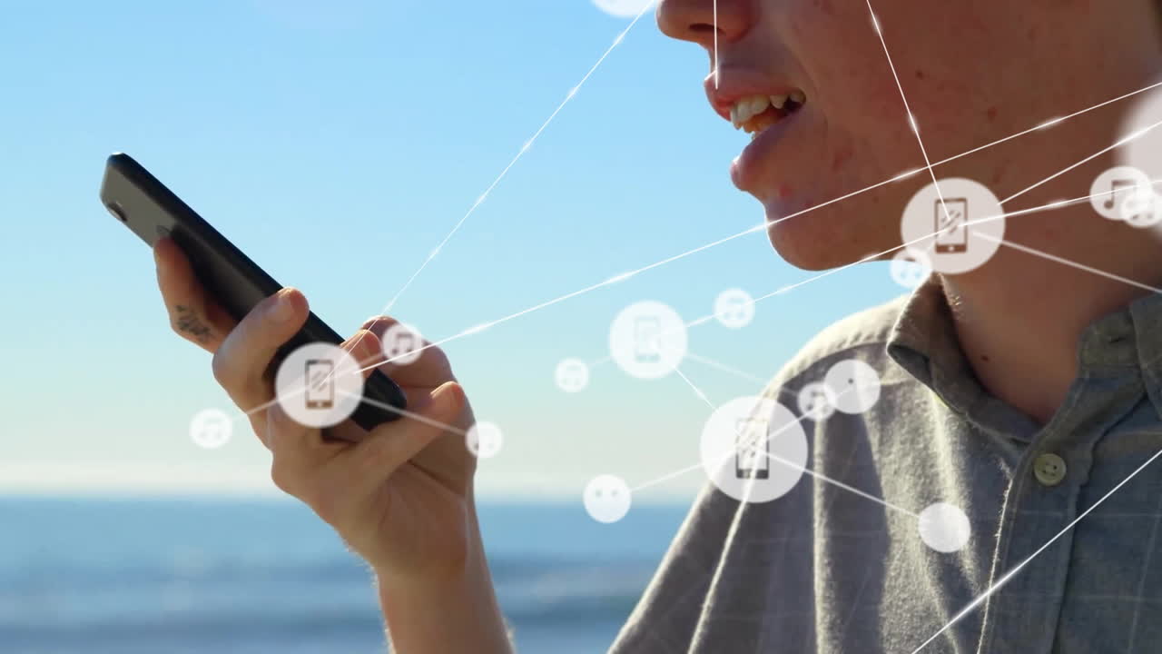 스마트폰을 사용하는 행복한 백인 남성 위의 원으로 연결된 아이콘 네트워크의 애니메이션