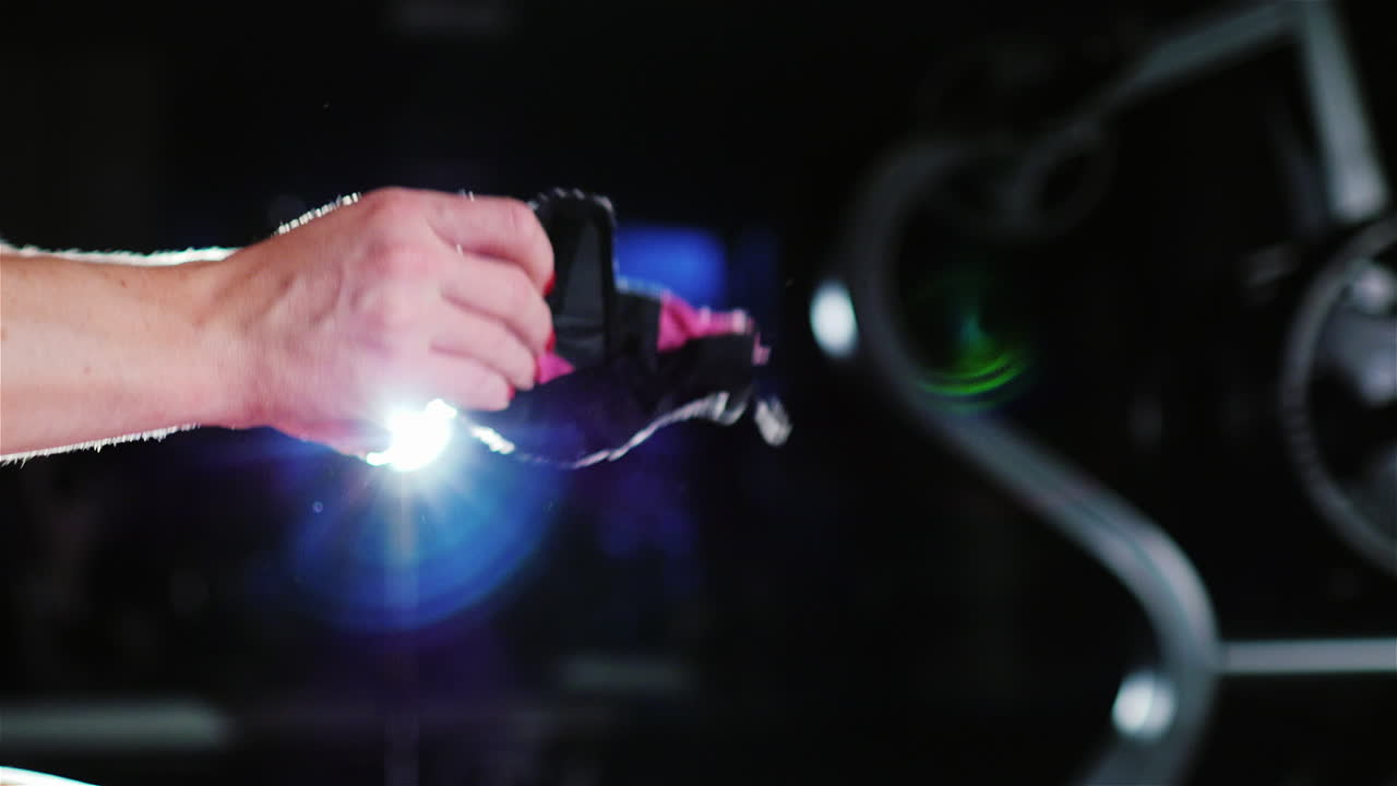 스포트라이트를 받는 어두운 배경에서 훈련을 위해 장갑을 끼고 훈련하는 여성을 위한 준비