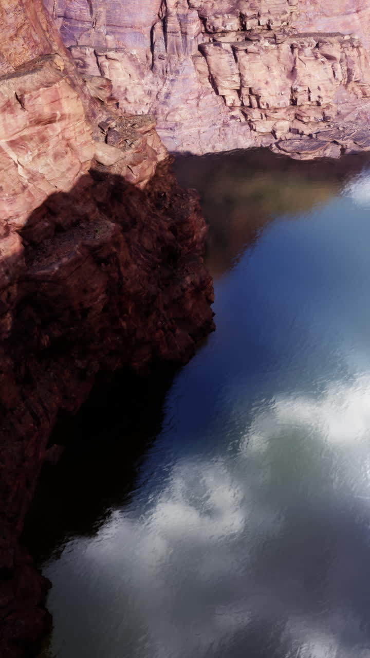 Riflesso Mozzafiato del Fiume nel Canyon