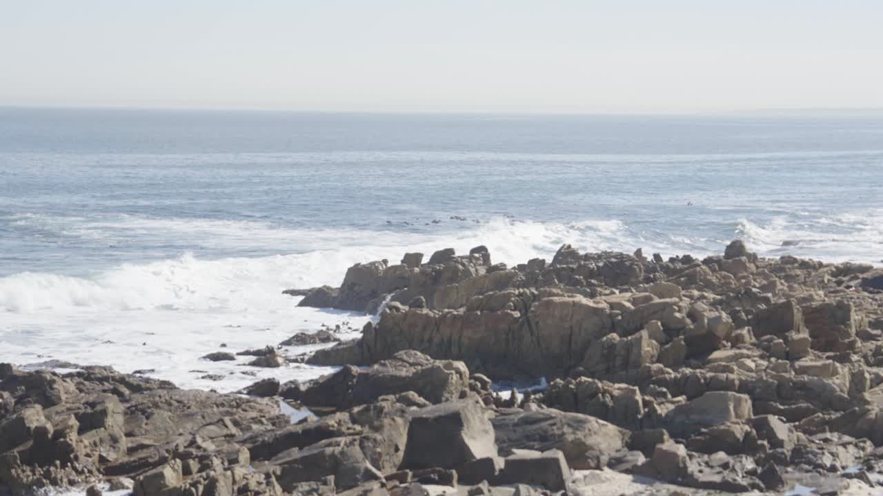 Plage rocheuse désolée à Sea Point, Le Cap